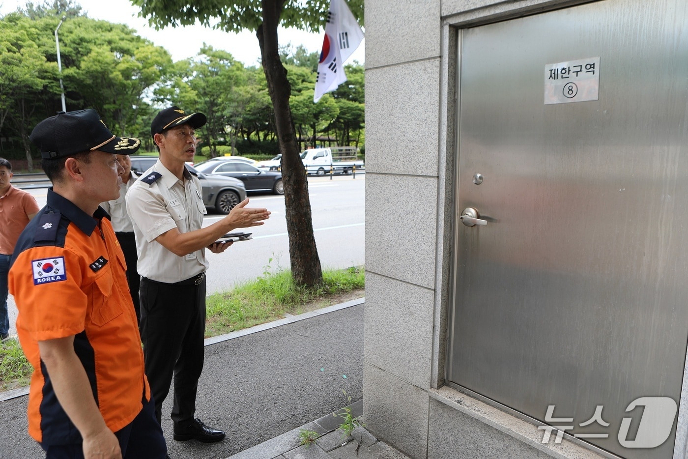 김문용 대전소방본부장이 둔산공동구 현장점검을 하고 있다.(대전소방본부 제공, 재판매 및 DB금지)./뉴스1