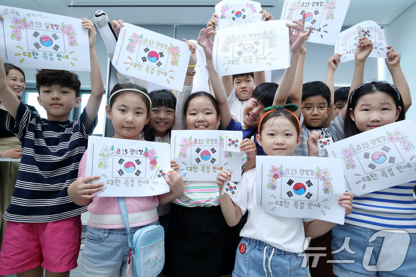 80주년 광복절을 하루 앞둔 14일 대구 중구 국채보상운동기념도서관에서 열린 '태극기 바로 알고 바로 그리기' 행사에 참여한 초등학생들이 직접 그린 태극기와 고사리손으로 만든 열쇠고리를 들어 보이고 있다. 2025.8.14/뉴스1 ⓒ News1 공정식 기자