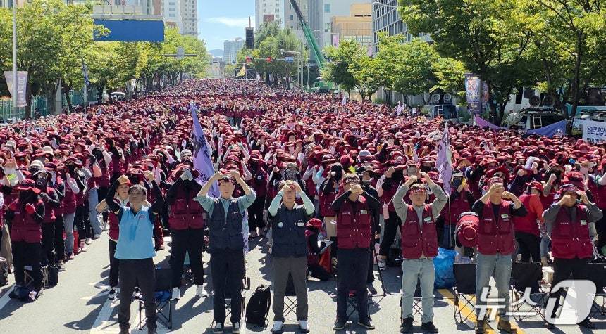 민주노총 전국플랜트건설노조 울산지부 조합원들이 지난 7월 24일 울산시청 남문 앞에서 임금 및 단체협상 투쟁 승리 결의대회를 하고 있다. (울산플랜트건설노조 제공. 재판매 및 DB 금지) /뉴스1