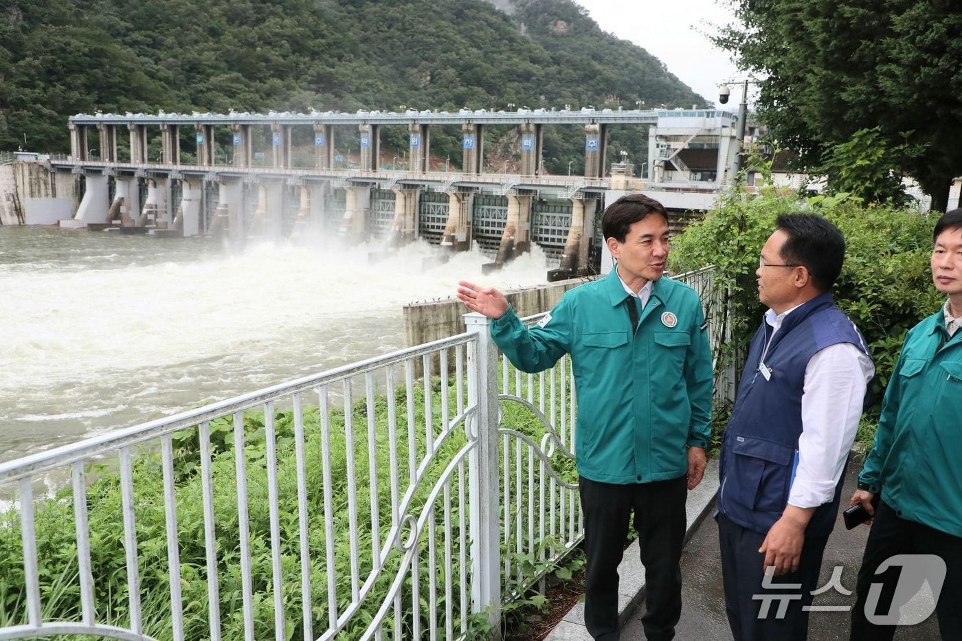 김진태 강원지사는 14일 춘천 의암댐과 산사태 위험지역을 방문해 긴급 점검을 벌였다.(강원도 제공. 재판매 및 DB금지)/뉴스1