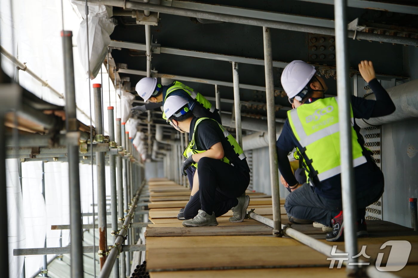 대형 건설공사장의 긴급 안전관리 특별점검을 위해 광안대교 강교도장 공사 현장에서 직원들이 현장 점검을 하고 있다. (부산시설공단 제공. 재판매 및 DB 금지)