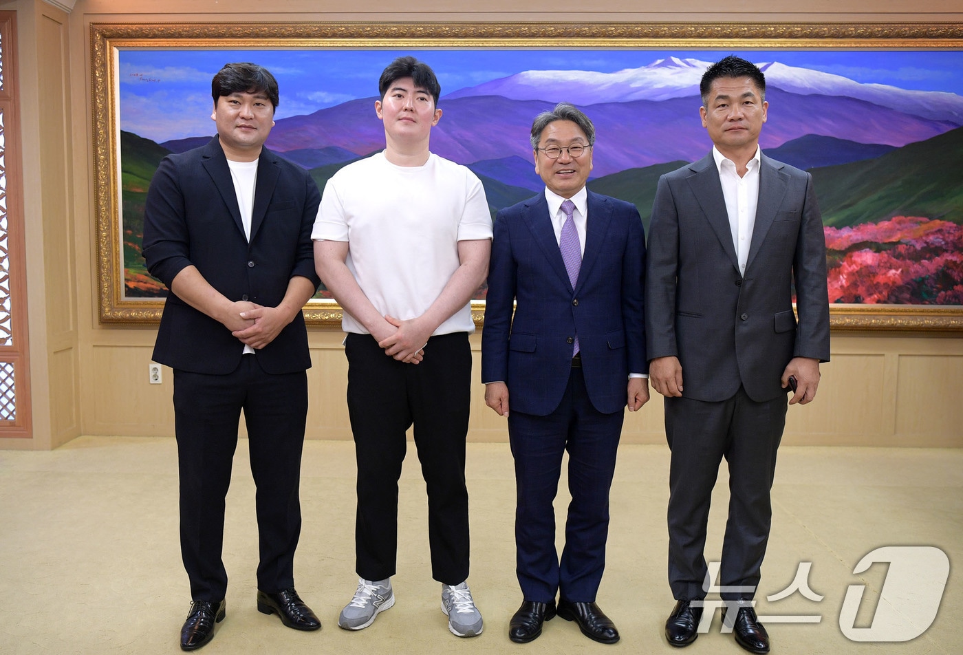 강기정 광주시장이 시청 비즈니스룸에서 기록적인 폭우 속에서 이웃의 생명을 구해 ‘의로운 시민’으로 선정된 시민에게 표창패를 수여하고 기념촬영을 하고 있다. 왼쪽부터 정수연, 이장복 씨, 강기정 시장, 최승일 씨.(광주시 제공. 재판매 및 DB 금지)