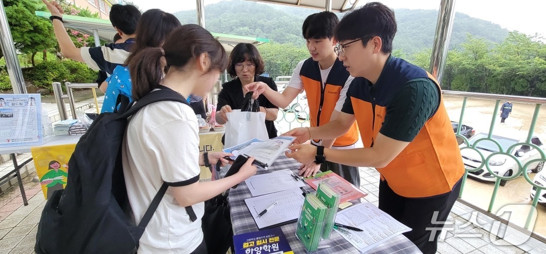 검정고시 고사장 아웃리치 활동 모습. (연제구학교밖청소년지원센터 제공. 재판매 및 DB 금지)