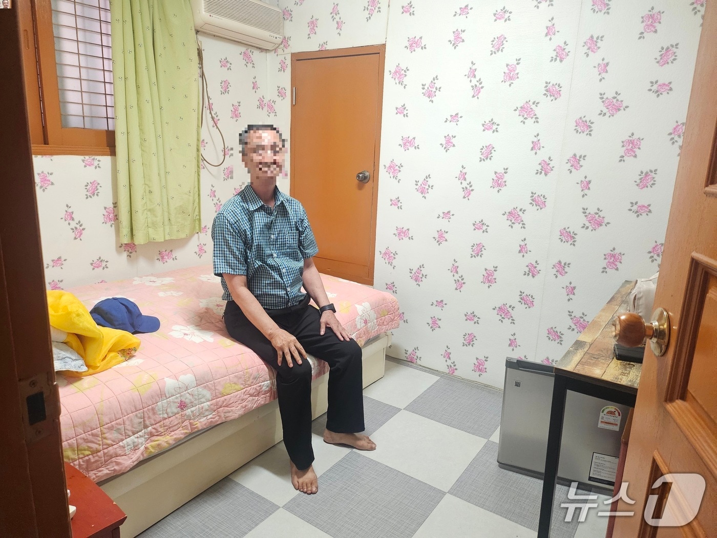 무더위 쉼터에서 쉬고 있는 쪽방주민. (부산 동구 제공. 재판매 및 DB 금지)