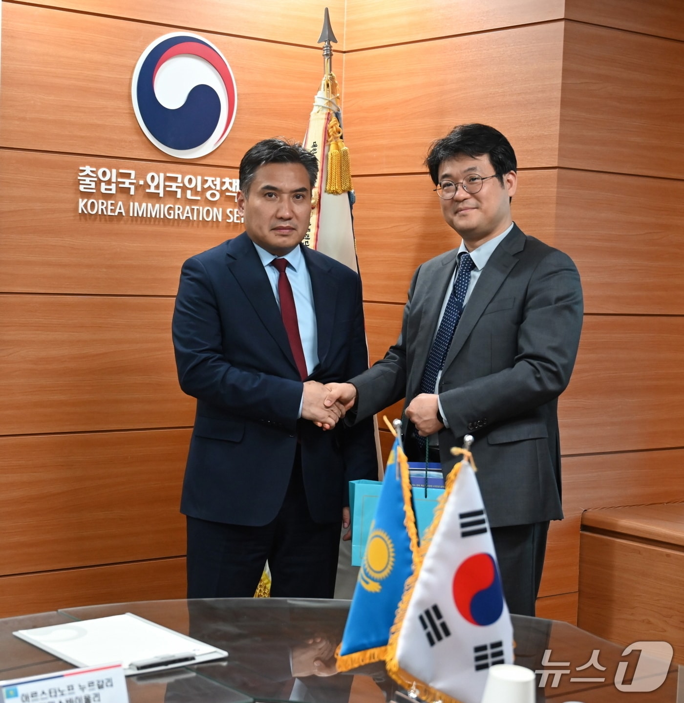 김정도 법무부 출입국·외국인정책본부장 직무대리(오른쪽)는 지난 13일 예르타예프 아스카르베크 카자흐스탄 노동사회보호부 차관과 만나 양국 간 불법체류자 관리방안을 논의했다.2025.8.14./ⓒ 뉴스1(법무부 제공)