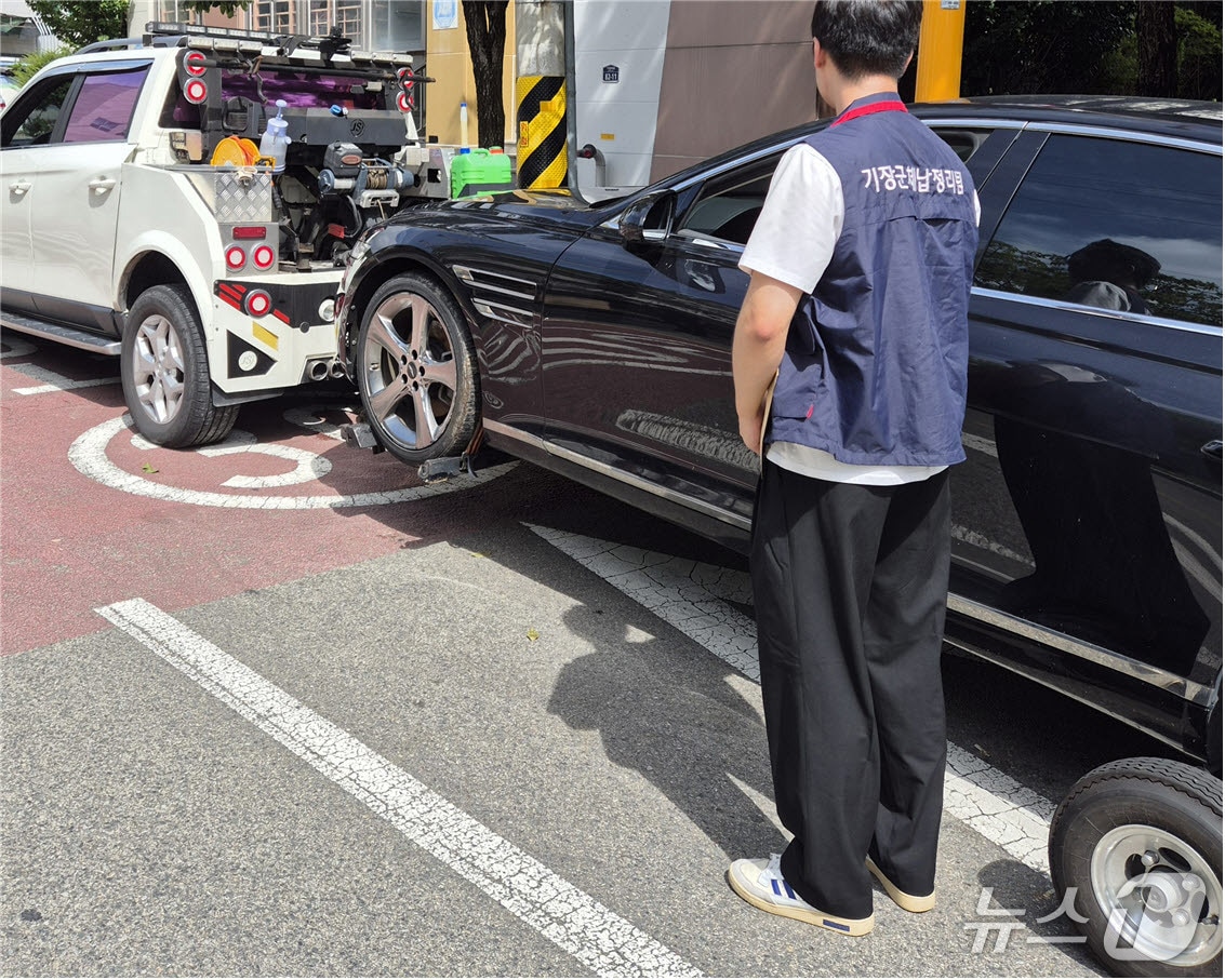기장군 38세금징수TF팀이 체납으로 압류 차량을 대상으로 강제견인을 진행하고 있다.(기장군청 제공. 재판매 및 DB금지)
