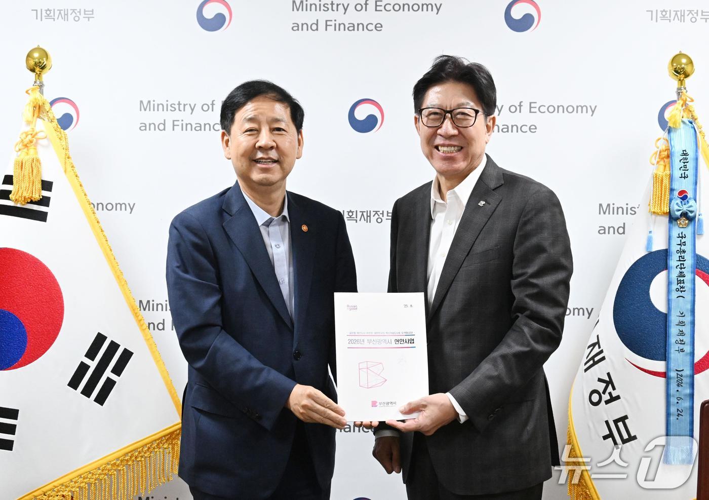 14일 박형준 부산시장(오른쪽)이 구윤철 경제부총리를 만나 2026년 국비 지원 요청을 하고 있다.(부산시청 제공. 재판매 및 DB금지)