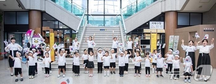 대한독립 만세! 대한민국 만세! 금정구청 어린이집 원아들이 태극기를 흔들고 있다.(금정구청 제공. 재판매 및 DB금지)