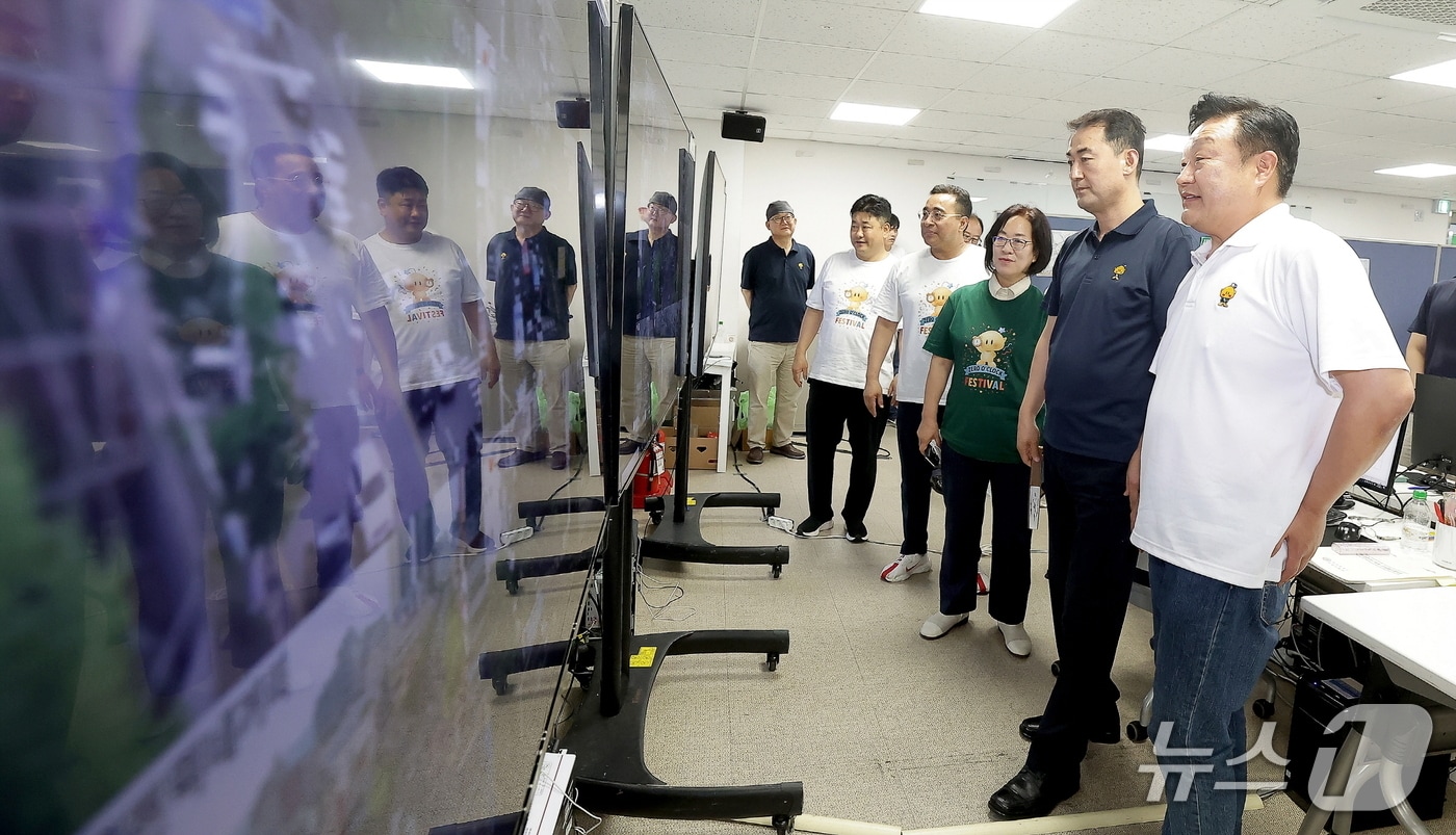 대전시의회 산업건설위원회 위원들이 교통종합상황실을 방문해 현황을 점검하고 있다.(대전시의회 제공, 재판매 및 DB금지)/뉴스1