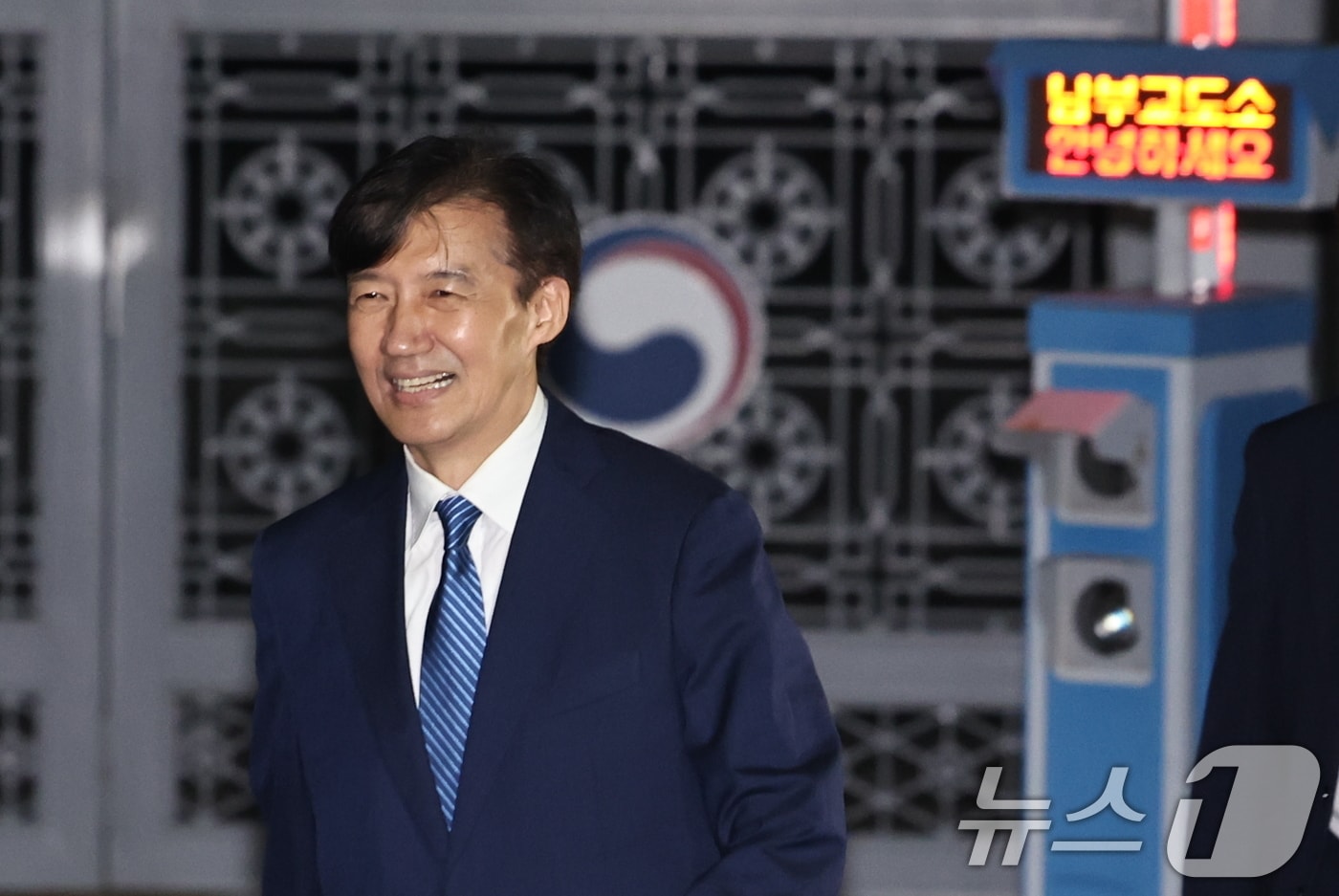 이재명 정부 첫 특별사면·복권 대상에 오른 조국 전 조국혁신당 대표가 15일 새벽 구로구 서울남부구치소를 나서고 있다. 2025.8.15/뉴스1 ⓒ News1 구윤성 기자