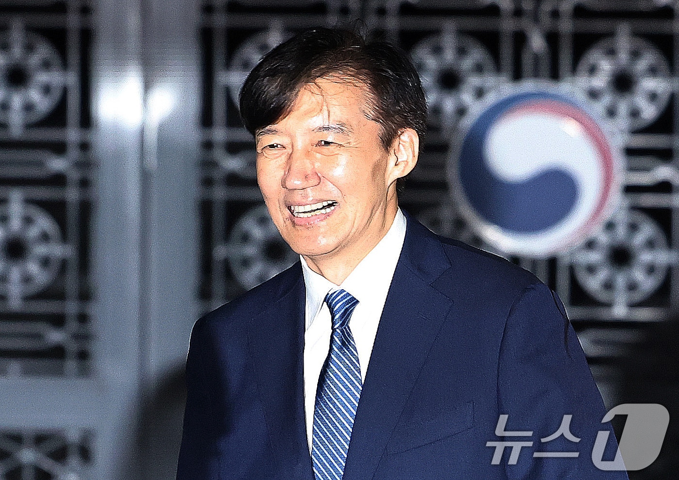 이재명 정부 첫 특별사면·복권 대상에 오른 조국 전 조국혁신당 대표가 15일 새벽 구로구 서울남부구치소를 나서고 있다. 2025.8.15/뉴스1 ⓒ News1 구윤성 기자