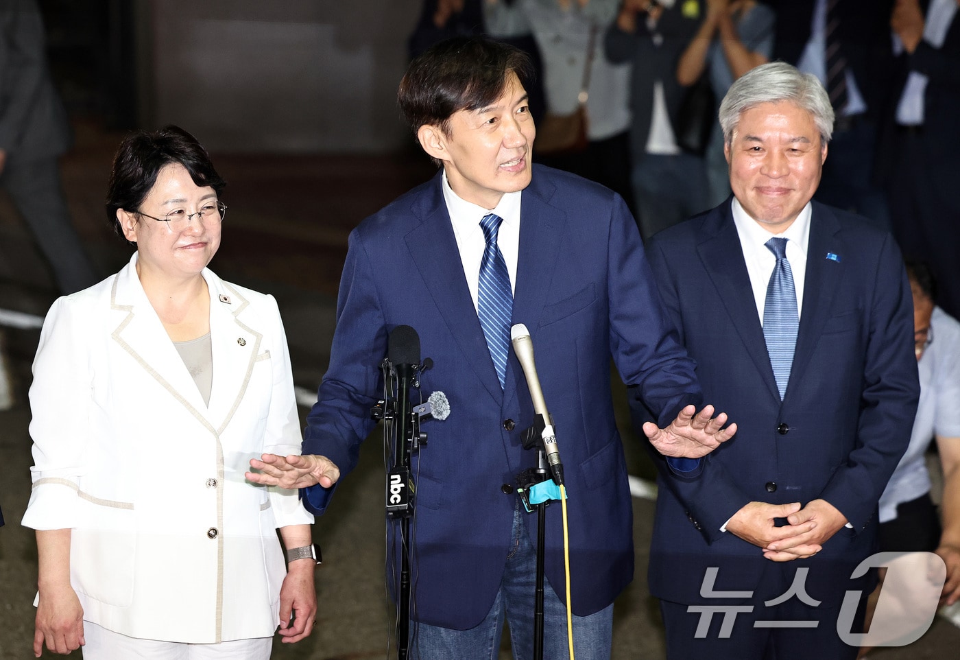 이재명 정부 첫 특별사면·복권 대상에 오른 조국 전 조국혁신당 대표가 15일 새벽 구로구 서울남부구치소를 나서며 지지자들에게 발언하고 있는 모습을 김선민 혁신당 당대표 권한대행(왼쪽), 서왕진 원내대표가 흐뭇한 표정으로 지켜 보고 있다. 2025.8.15/뉴스1 ⓒ News1 구윤성 기자