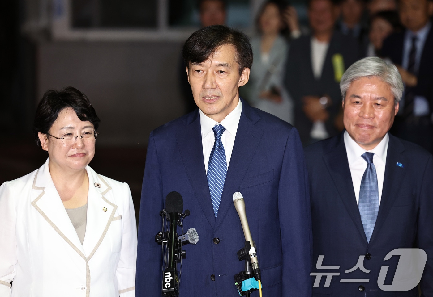김선민 조국혁신당 당대표 권항대행(왼쪽)과 서왕진 원내대표가 15일 새벽 특별사면·복권으로 풀려난 조국 전 대표가 서울남부구치소를 나서며 소회를 밝히는 모습을 지켜보고 있다. 2025.8.15/뉴스1 ⓒ News1 구윤성 기자