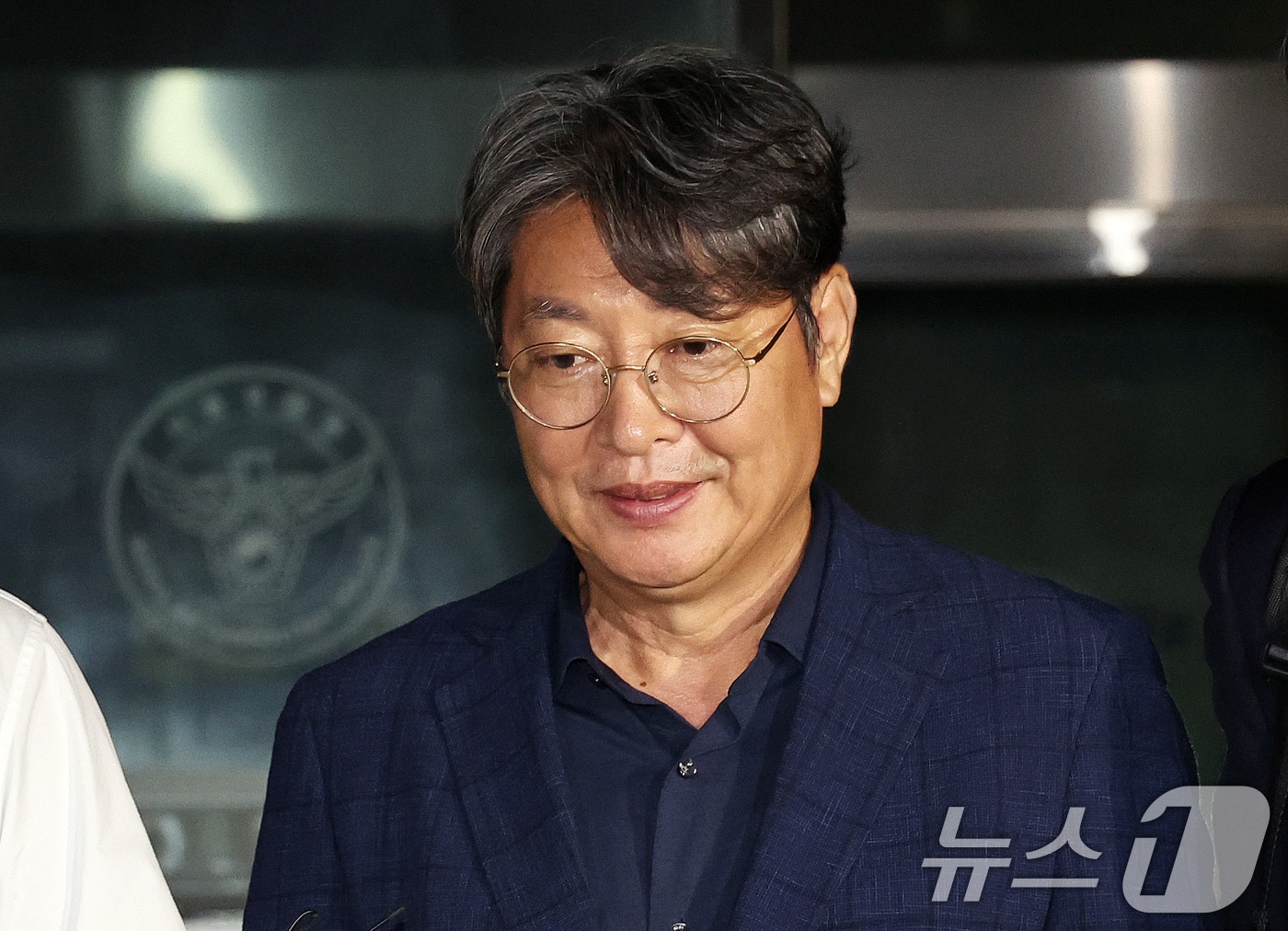 주식 차명거래 의혹이 제기된 이춘석 무소속 의원이 15일 새벽 서울 마포구 서울경찰청 금융범죄수사대에서 조사를 마친 뒤 나서고 있다. 2025.8.15/뉴스1 ⓒ News1 구윤성 기자