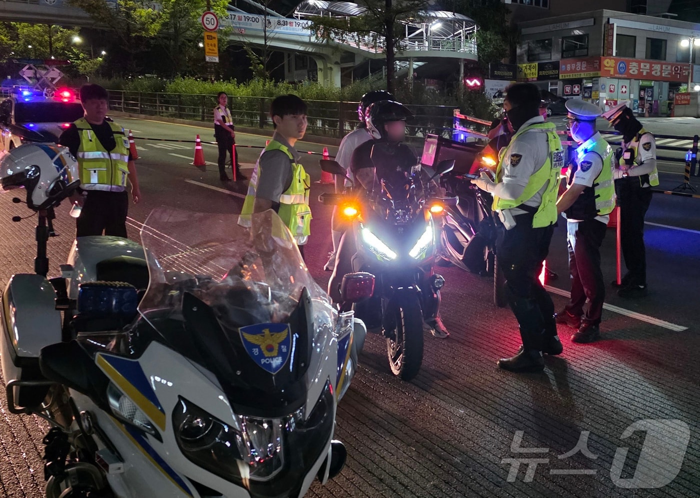 충남 천안시 쌍용동 일봉사거리에서 폭주 단속에 나선 경찰이 오토바이 운전자를 상대로 검문하고 있다. ⓒ 뉴스1 이시우 기자