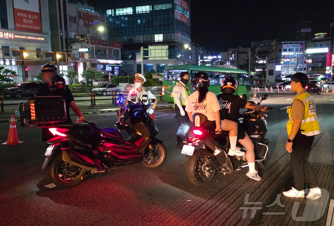지난해 8월 15일 새벽 충남 천안시 쌍용동 일봉산사거리에서 폭주 예방을 위해 오토바이 운전자를 상대로 검문을 하고 있다. 2025.8.15 ⓒ 뉴스1 이시우 기자