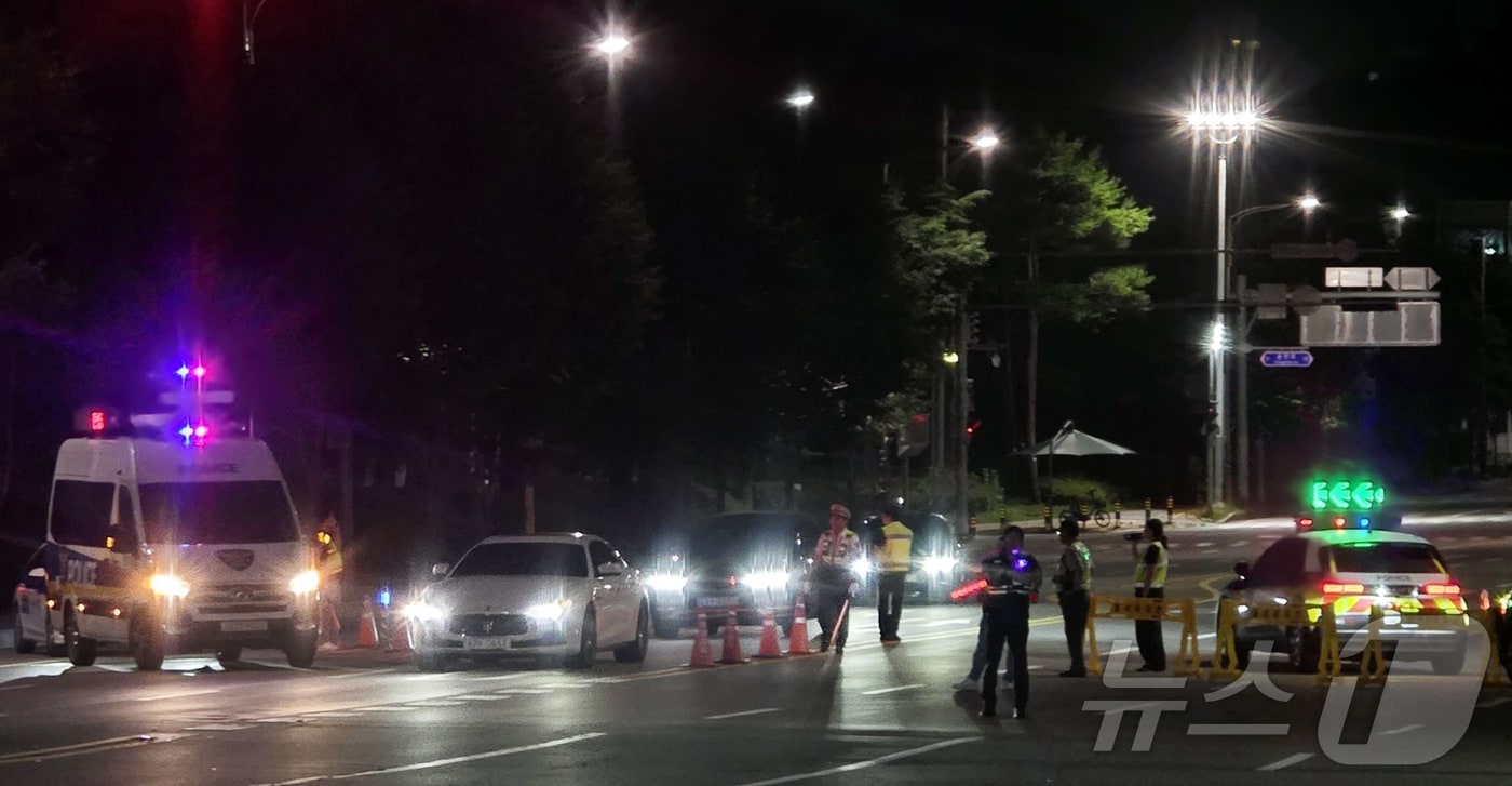 충남 아산시 배방읍 배방1교차로에서 경찰이 폭주 헹위 예방을 위해 차로를 통제하고 있다. ⓒ 뉴스1 이시우 기자