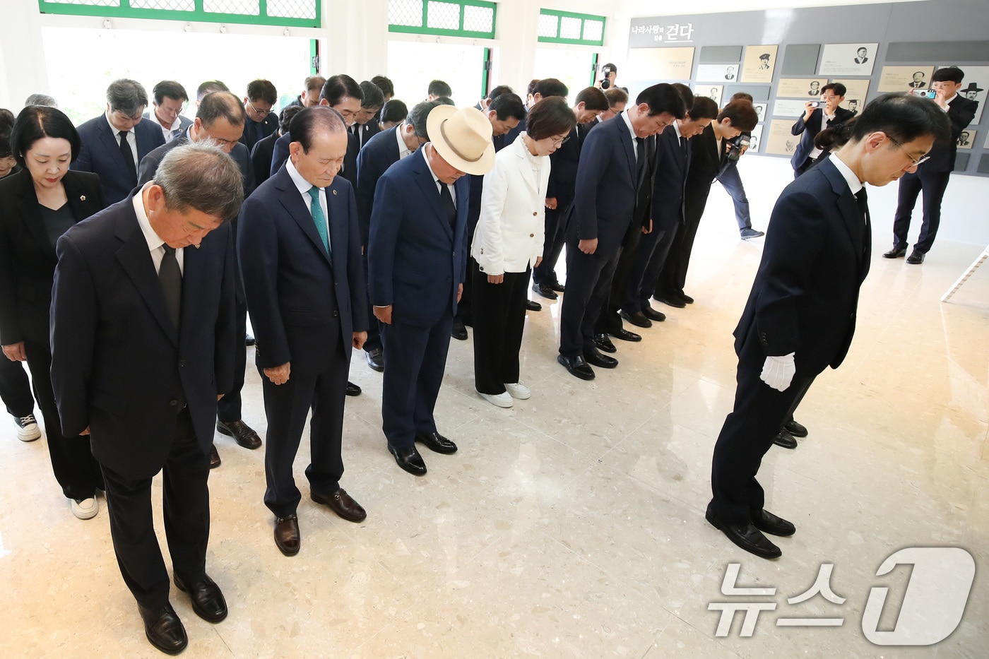 80주년 광복절인 15일 오전 김정기 대구시장 권한대행 행정부시장과 광복회 회원, 국회의원, 기관·단체장 등이 대구 동구 국립신암선열공원을 찾아 순국선열과 애국지사의 위패를 모신 단충사에서 참배했다. 2025.8.15/뉴스1 ⓒ News1 공정식 기자