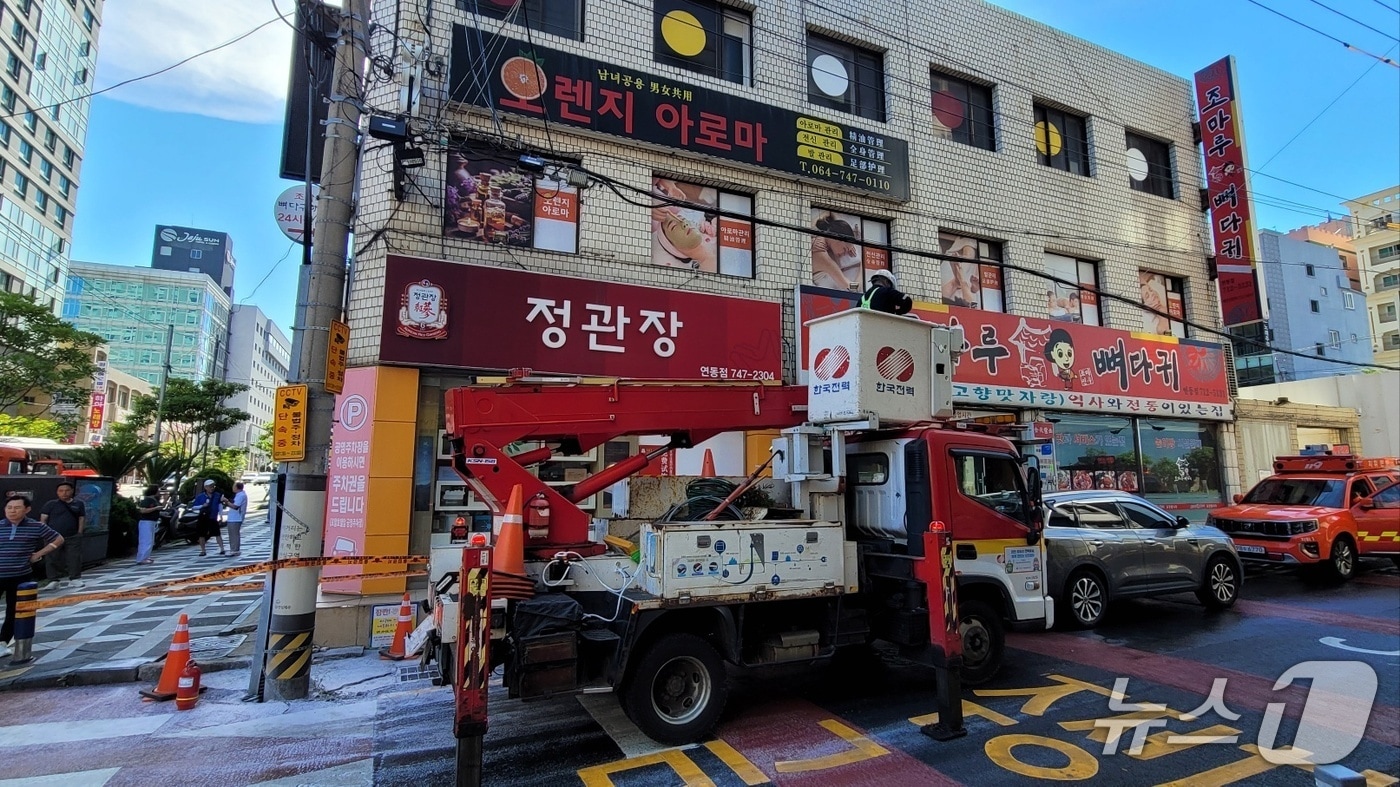 15일 오전 제주시 연도에서 트럭과 충돌한 전신주의 고압선이 훼손돼 복구작업이 진행 중이다.(제주도소방안전본부 제공. 재판매 및 DB 금지)