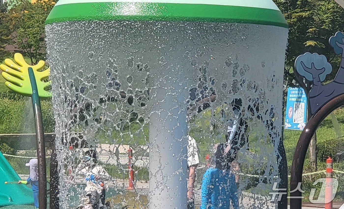 최근 폭염 속 강원 원주시의 한 야외 물놀이장 자료사진. 2025.8.15/뉴스1 신관호 기자.