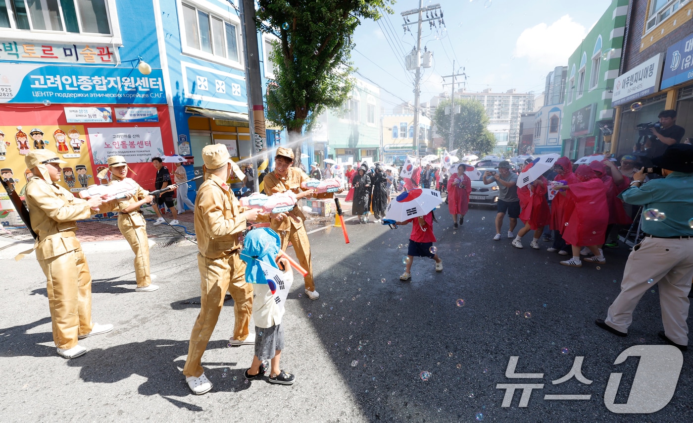 광복80주년인 15일 광주 광산구 월곡동 고려인마을에서 주민, 학생 등 400여명이 봉오동 전투 재현 거리 퍼포먼스를 진행하고 있다. 2025.8.15/뉴스1 ⓒ News1 김태성 기자