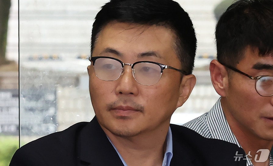 김건희 여사 일가의 집사로 알려진 김예성 씨가 15일 오후 서울 서초구 서웅중앙지법에서 열리는 구속 전 피의자 심문(영장실질심사)에 출석하고 있다. '김건희 집사 게이트' 당사자로 알려진 김 씨는 IMS모빌리티를 통해 대기업과 금융·투자사 9곳으로부터 184억 원의 투자금을 받고, 차명 회사로 의심받는 이노베스트코리아를 통해 46억 원을 챙겼다는 의혹을 받고 있다. 2025.8.15/뉴스1 ⓒ News1 장수영 기자