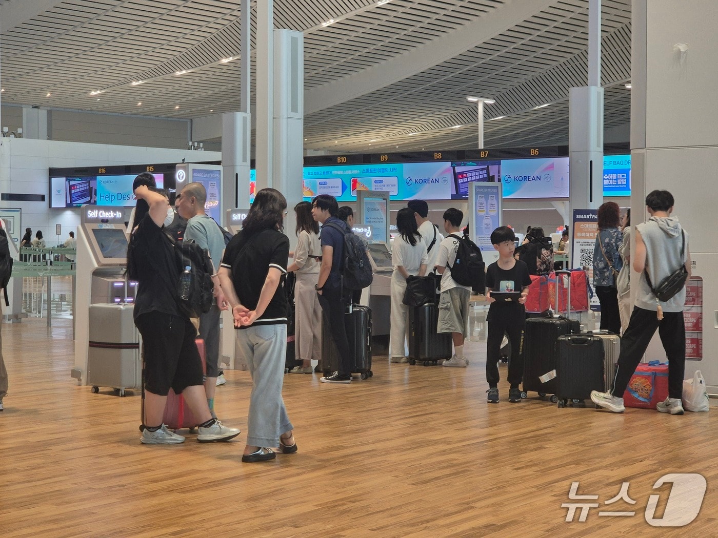 광복절인 15일 인천국제공항 제2여객터미널 이용객들이 셀프 체크인을 하고 있다.이시명기자/뉴스1