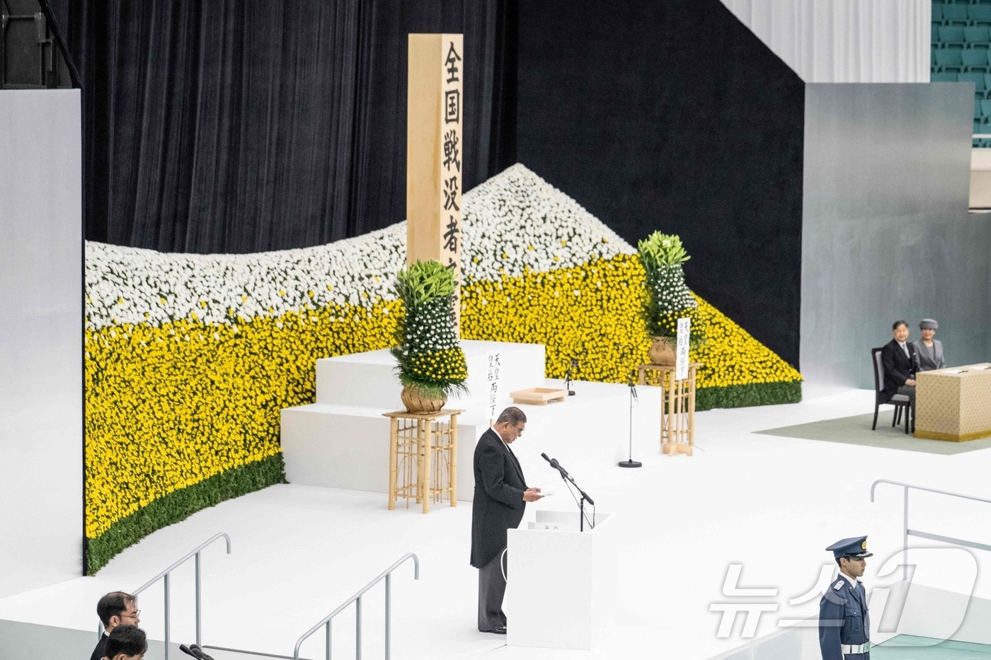 이시바 시게루 일본 총리가 패전 80년을 맞은 15일 도쿄 일본 무도관에서 열린 '전국 전몰자 추도식’에서 연설하고 있다. ⓒ AFP=뉴스1 ⓒ News1 김진환 기자
