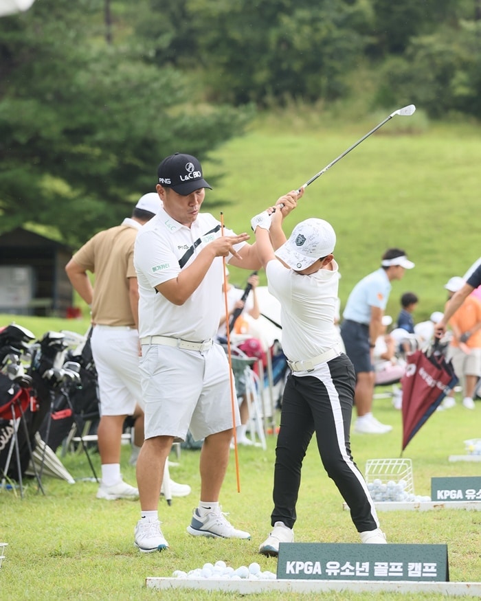 골프 캠프에서 레슨을 해주고 있는 이대한. (KPGA 제공)