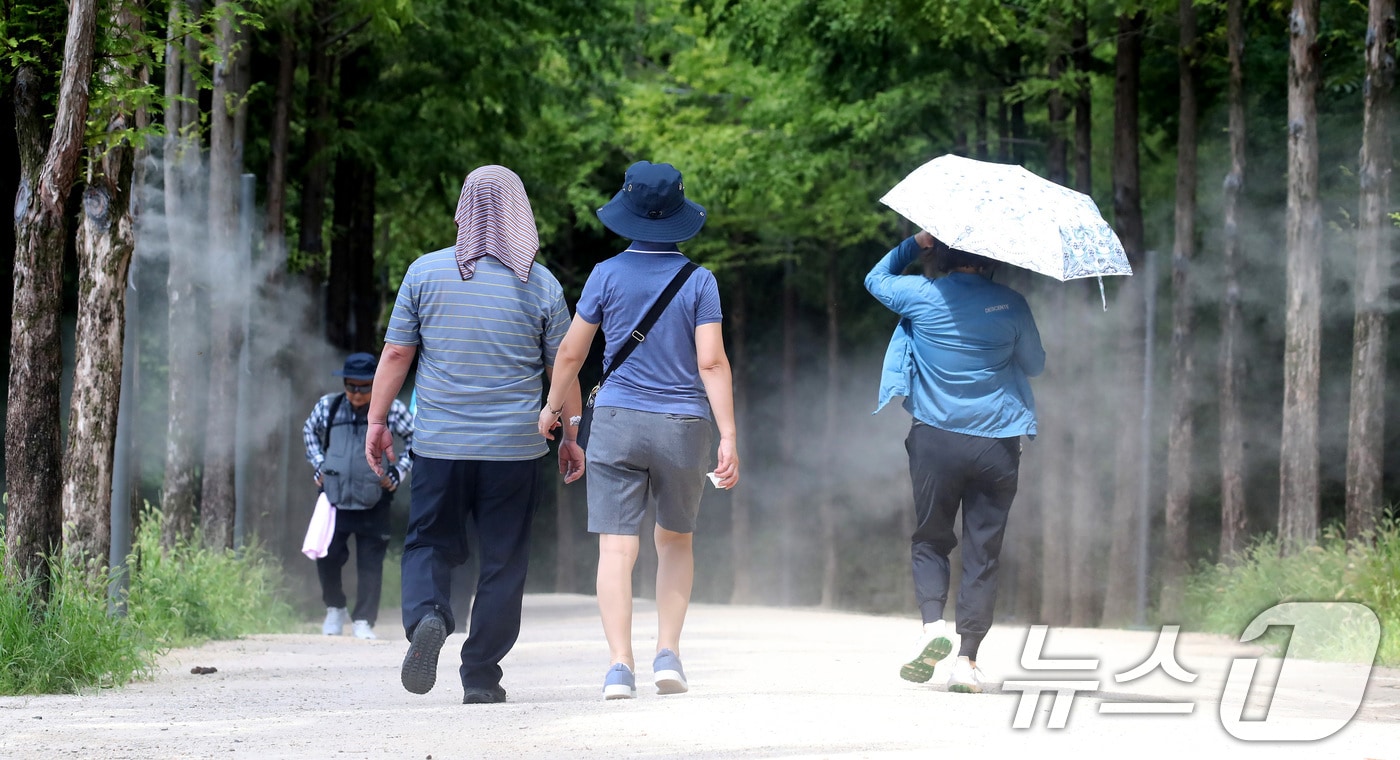 삼복더위를 지나 다시 폭염이 찾은 지난 15일 대구 남구 고산골 등산로에 쿨링포그가 가동돼 무더위에 지친 시민들의 더위를 식혀주고 있다. 2025.8.15/뉴스1 ⓒ News1 공정식 기자