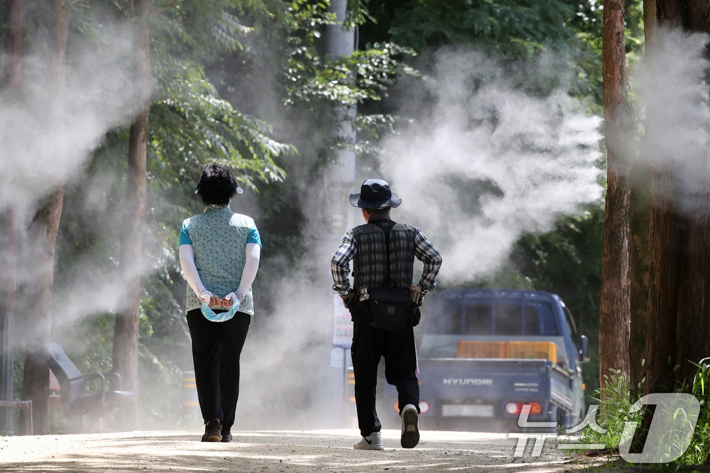 삼복더위를 지나 다시 폭염이 찾아온 15일 대구 남구 고산골 등산로에 쿨링포그가 가동돼 무더위에 지친 시민들의 더위를 식혀주고 있다. 2025.8.15/뉴스1 ⓒ News1 공정식 기자