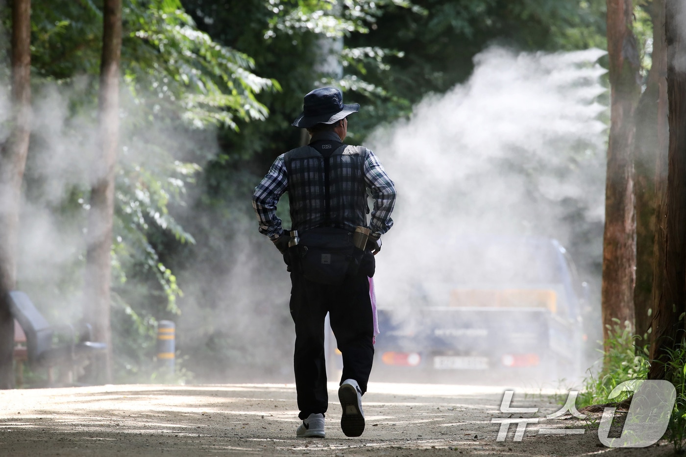 삼복더위를 지나 다시 폭염이 찾아온 15일 대구 남구 고산골 등산로에 쿨링포그가 물을 뿌려 더위에 지친 시민들을 식혀주고 있다. 2025.8.15/뉴스1 ⓒ News1 공정식 기자
