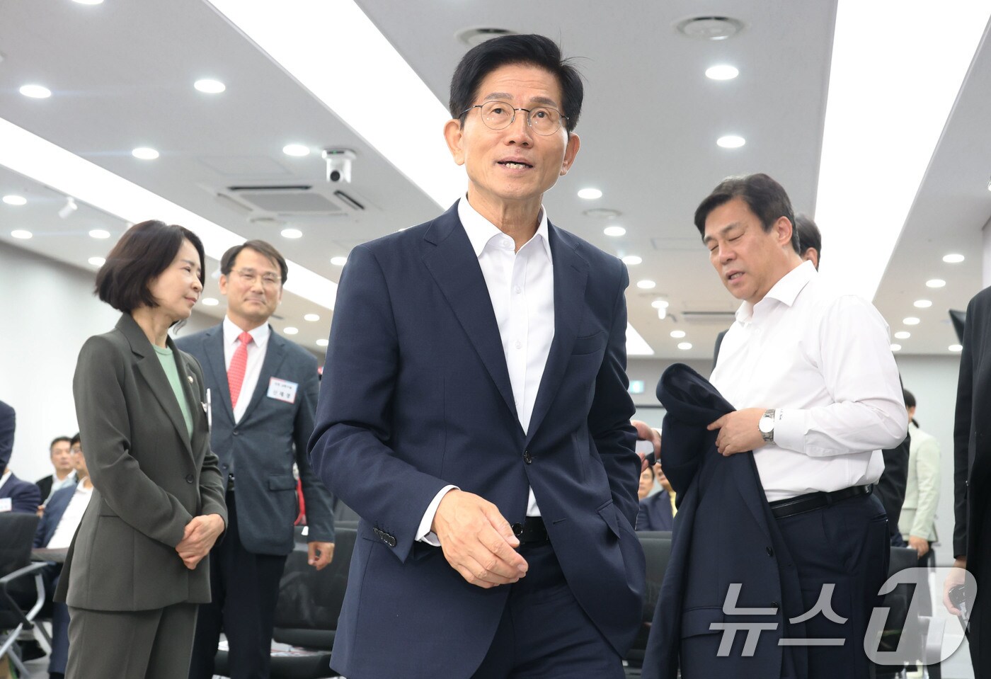 김문수 국민의힘 당대표 후보가 15일 오후 서울 여의도 중앙당사에서 열린 2025원외당원협의회 운영위원장 협의회 출범식에서 발언을 위해 단상으로 향하고 있다. 2025.8.15/뉴스1 ⓒ News1 이광호 기자