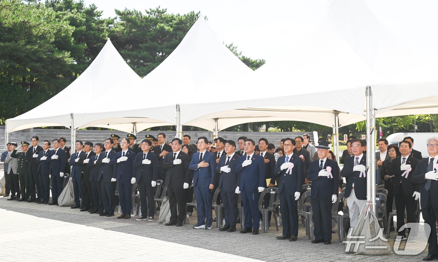 15일 김두겸 울산시장과 이성룡 울산시의장, 김기현·박성민 의원 등 관계자들이 울산항일독립운동 기념탑에서 참배를 하고 있다. (울산시의회 제공. 재판매 및 DB 금지) /뉴스1