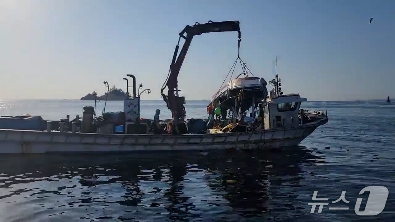 속초해경이 15일 오전 6시 20분쯤 속초항 북방파제 약 0.5㎞ 해상에서 모터보트 A호(0.26톤)의 침몰 신고를 받아 A호의 승객 2명을 구조하고 보트를 인양하는 모습. (속초해양경찰서 제공. 재판매 및 DB금지) 2025.8.15/뉴스1