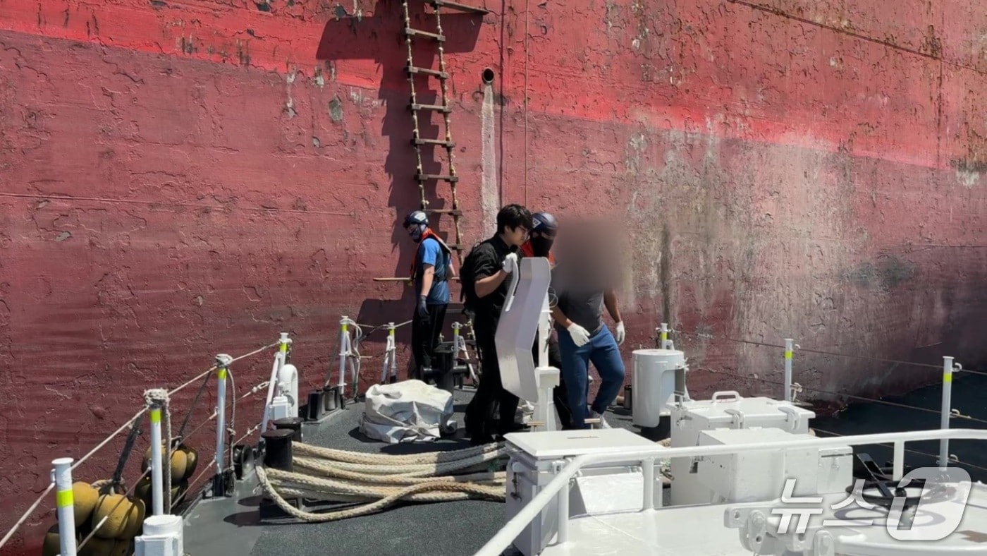 강원 동해지역 해양경찰이 15일 삼척 장호 동방 11㎞ 해상에 있던 1만 9000톤 급의 A 화물선(승선원 16명)에서 발생한 외국인 응급환자를 병원으로 이송하기 위한 활동에 나서고 있는 모습. (동해해양경찰서 제공. 재판매 및 DB금지) 2025.8.15/뉴스1