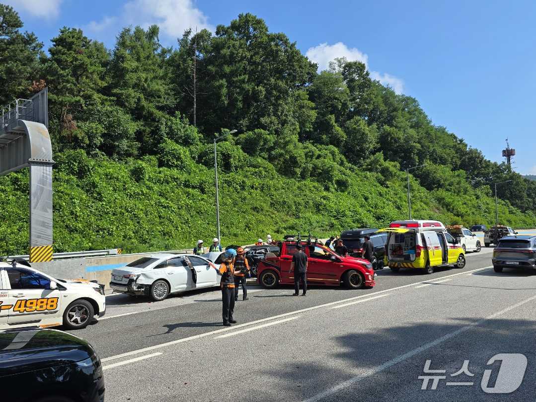 15일 오전 9시 30분쯤 강원 원주시 호저면 소재 영동고속도로 강릉방향 구간에서 승용차 2대와 승합차 1대 등 차량 3대가 추돌하는 사고가 발생해 6명이 중경상을 입고 병원으로 옮겨졌다. &#40;강원도소방본부 제공. 재판매 및 DB금지&#41; 2025.8.15/뉴스1
