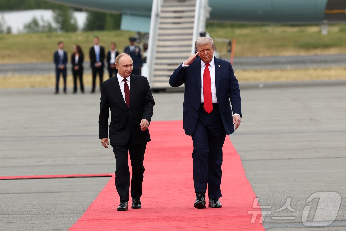 도널드 트럼프 미국 대통령과 블라디미르 푸틴 러시아 대통령이 15일(현지시간) 미국 알래스카 앵커리지의 엘멘도르프-리처드슨 합동 기지 착륙장에서 만난 뒤 회담장 이동을 위해 이동하고 있다. 거의 동시에 각자 전용기에 내려 만난 두 정상은 우크라이나 전쟁 종식을 위한 협상을 진행한다. 2025.08.15. ⓒ 로이터=뉴스1 ⓒ News1 류정민 특파원