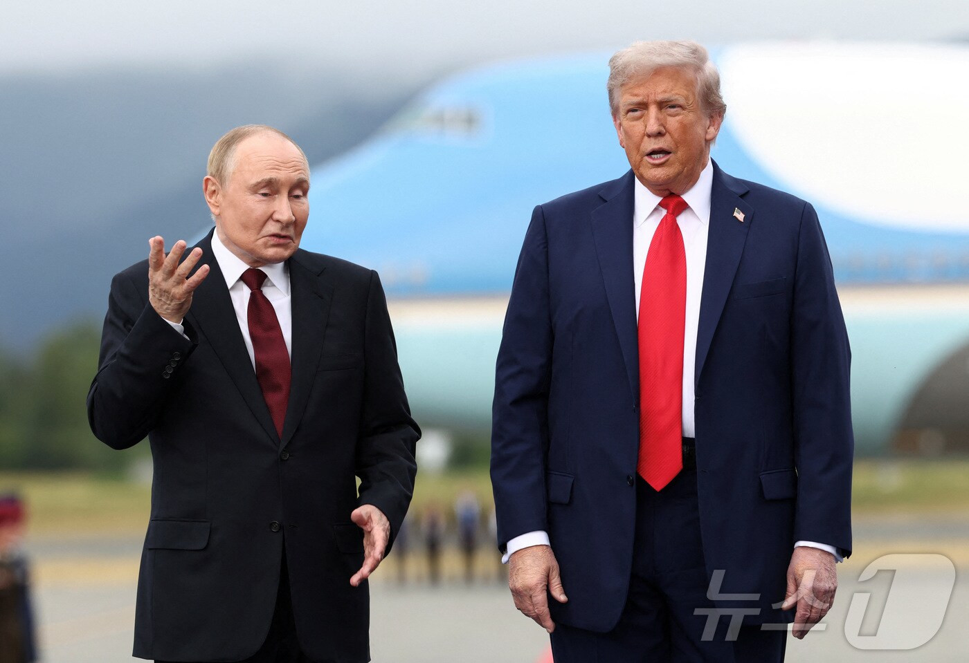 도널드 트럼프 미국 대통령과 블라디미르 푸틴 러시아 대통령이 15일(현지시간) 미국 알래스카 앵커리지의 엘멘도르프-리처드슨 합동 기지에서 만나 회담장으로 이동하기 위해 나란히 걸으며 대화하고 있다. 2025.08.15. ⓒ 로이터=뉴스1 ⓒ News1 류정민 특파원