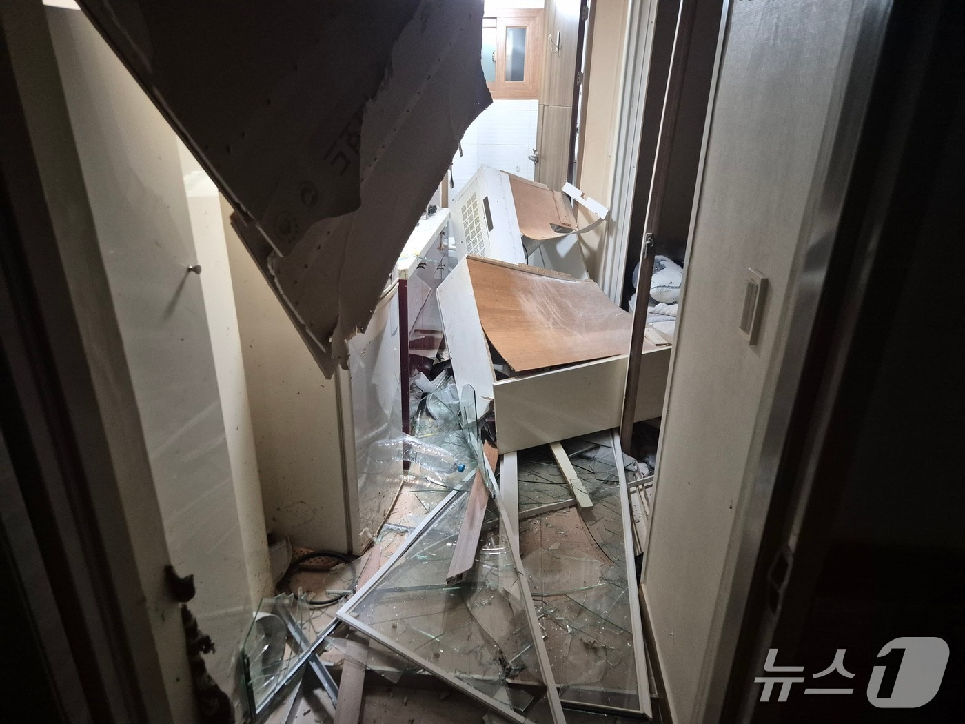 15일 오후 7시51분께 충남 천안 서북구 두정동의 한 다가구주택 2층에서 불이 났다. (천안서북소방서 제공) /뉴스1