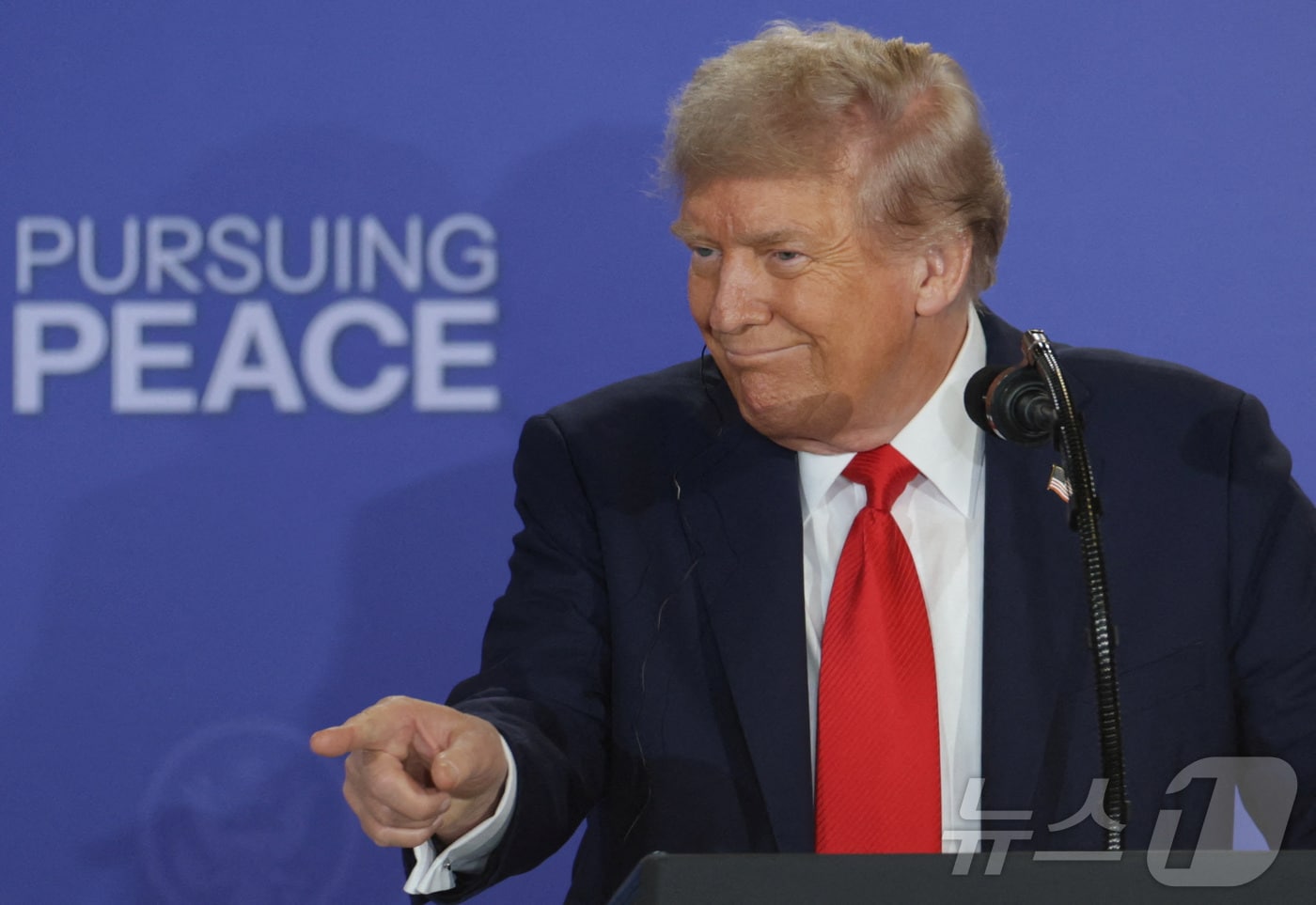 도널드 트럼프 미국 대통령이 15일 알래스카주 앵커리지의 엘먼도프-리처드슨 합동 기지에서 블라디미르 푸틴 러시아 대통령과 회담한 뒤 공동 기자회견에서 취재진의 질문을 받고 있다. 2025.8.15 ⓒ 로이터=뉴스1 ⓒ News1 강민경 기자