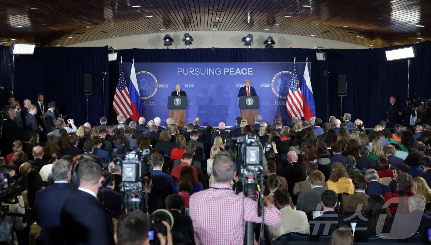 도널드 트럼프 미국 대통령(오른쪽)과 블라디미르 푸틴 러시아 대통령이 15일 알래스카주 앵커리지 엘먼도프-리처드슨 합동 기지에서 회담을 마치고 공동 기자회견을 하고 있다. 2025.8.15 ⓒ 로이터=뉴스1 ⓒ News1 강민경 기자