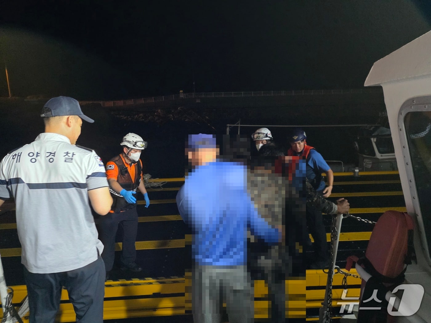 해상에서 발생한 응급환자를 이송하고 있는 해경. (태안해경 제공) /뉴스1