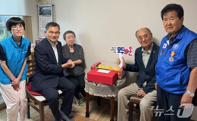 대구지방보훈청은 광복 80주년을 맞아 최근 임시정부 요인 후손 등 독립유공자 유족들을 찾아 위문품을 전달하고 감사의 마음을 전했다. (대구보훈청 제공. 재판매 및 DB 금지)/뉴스1