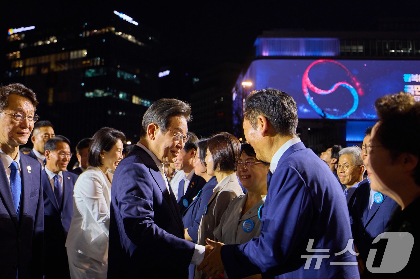 이재명 대통령이 지난 15일 서울 세종대로 광화문광장에서 열린 '광복 80년, 국민 주권으로 미래를 세우다' 제21대 대통령 국민 임명식에서 정청래 더불어민주당 대표와 인사를 하고 있다. (대통령실 제공. 재판매 및 DB금지) 2025.8.16/뉴스1 ⓒ News1 이재명 기자