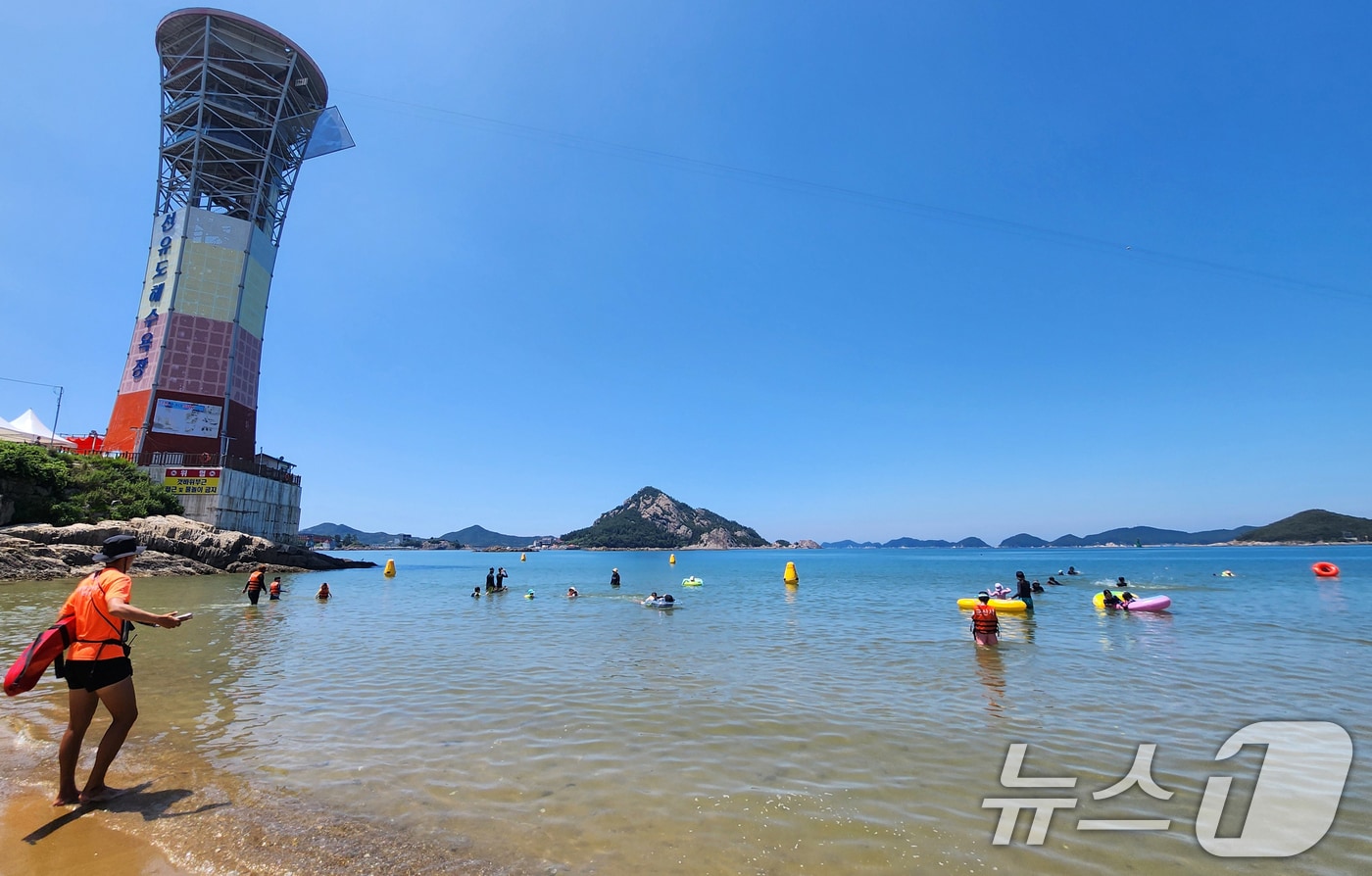 전북 군산시 선유도해수욕장을 찾은 피서객들이 물놀이를 하며 더위를 식히고 있다. 2025.8.16/뉴스1 ⓒ News1 유경석 기자