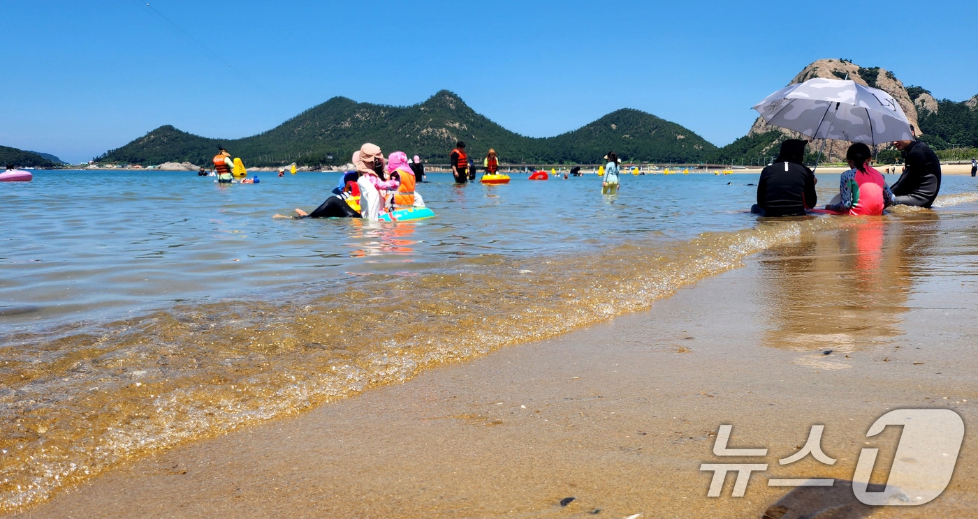 무더운 날씨를 보인 16일 전북 군산시 선유도해수욕장을 찾은 피서객들이 물놀이를 하며 더위를 식히고 있다. 2025.8.16/뉴스1 ⓒ News1 유경석 기자