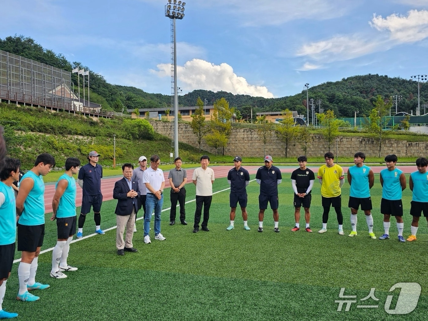 육동한 춘천시장이 16일 춘천시민축구단 훈련장을 찾아 선수단과 구단 관계자들을 격려하고 있다.(춘천시 제공, 재판매 및 DB금지)