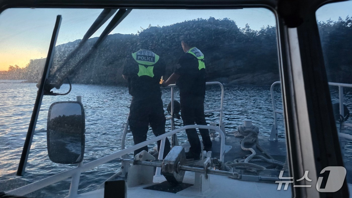 군산해경 관계자들이 해안가를 수색 중이다.&#40;군산해경 제공. 재판매 및 DB금지&#41;/뉴스1 