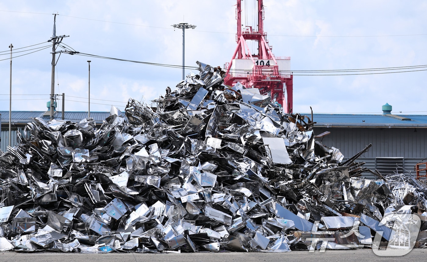  경기 평택항의 한 금속가공업체에 폐알루미늄 제품이 쌓여 있다. 2025.8.17 ⓒ 뉴스1 구윤성 기자